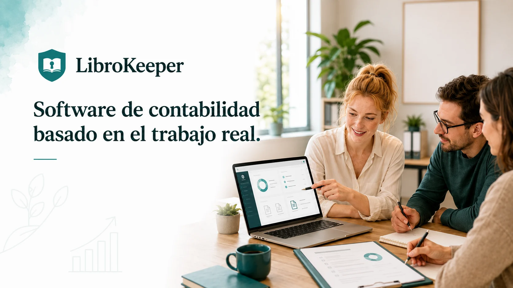 Equipo de LibroKeeper revisando un flujo de contabilidad práctico en una computadora